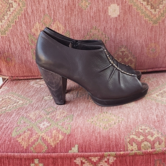 Colleen Cordero‎ booties - Picture 2 of 9